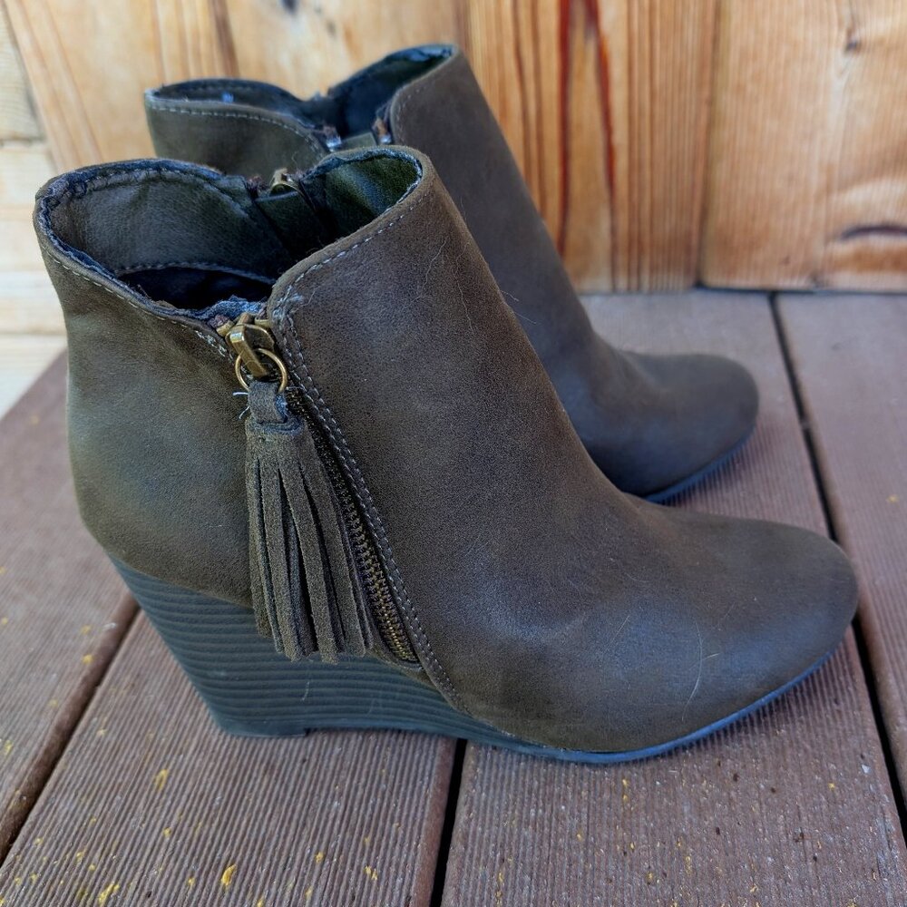 MIA Buckley Wedge Bootie Dark Olive Green Size 8 EUC